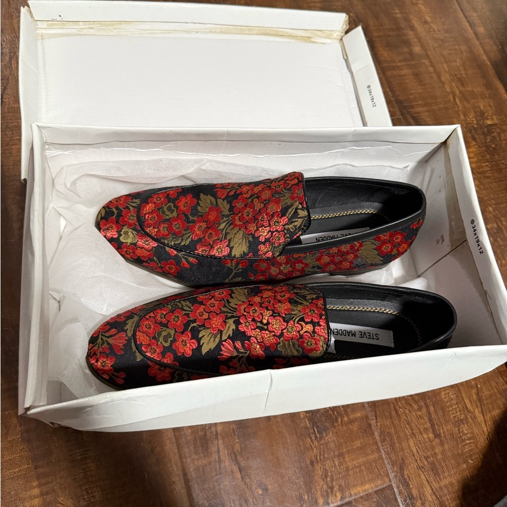Steve Madden Duplex Black and Red Slip-On - Picture 3 of 6